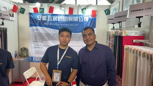 与一位合作多年的老客户在展位重逢,畅谈近况
