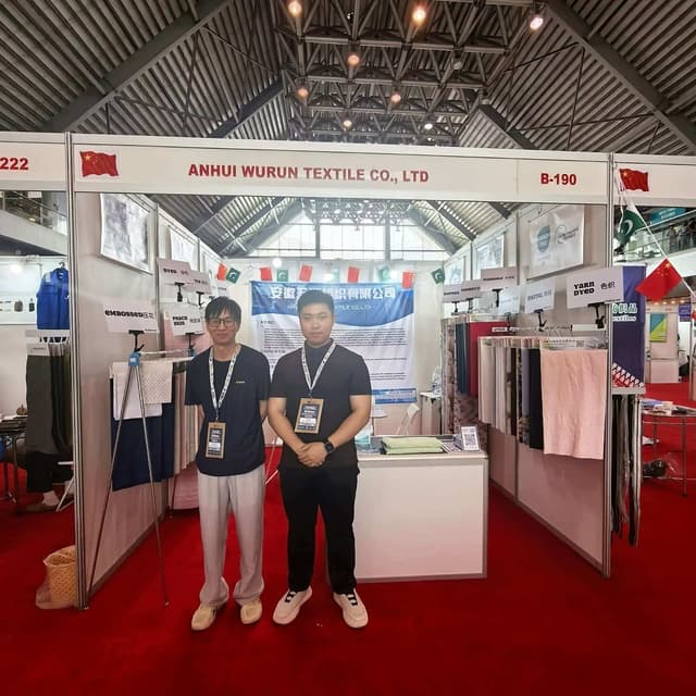 展会开幕当天,五润纺织团队在 B-190 展位前合影